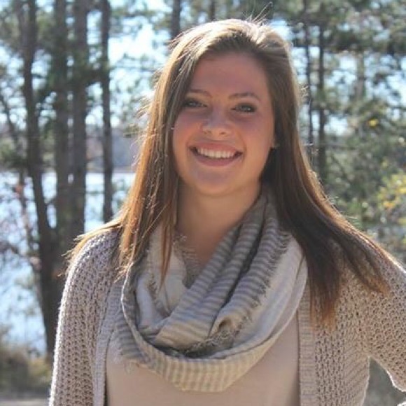 Profile Picture of Jordyn Follis (@jordynfollis) on Poshmark