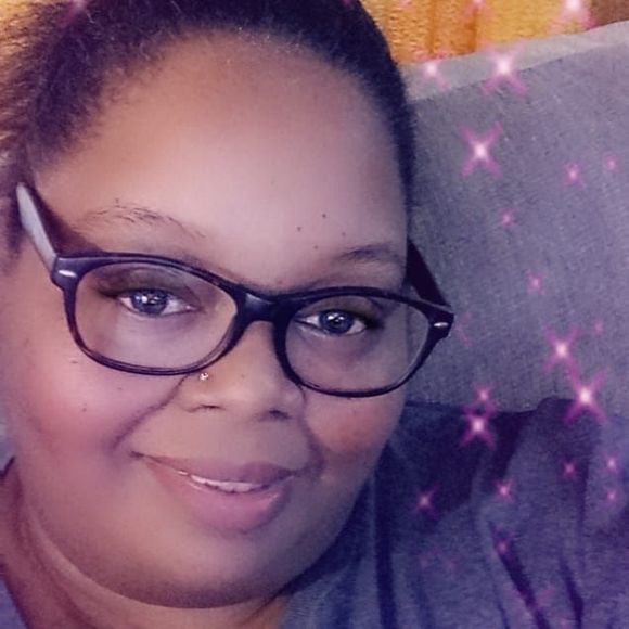 Profile Picture of Yolanda Hobbs (@londahobbs) on Poshmark