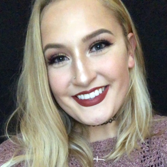 Profile Picture of Katelyn Thompson (@katelynthomp124) on Poshmark