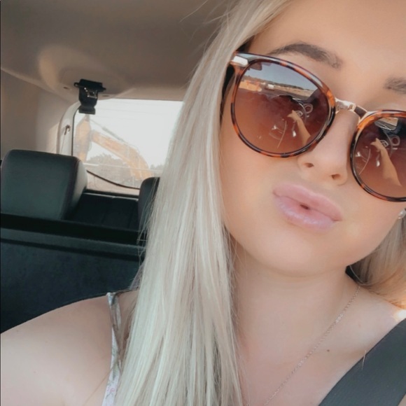 Profile Picture of Indianna Weinert (@indiannaw) on Poshmark