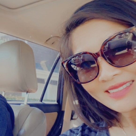 Profile Picture of Lisa Molnar (@lisaanh) on Poshmark