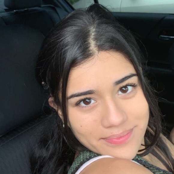 Profile Picture of Paula Melo (@pmelo498) on Poshmark