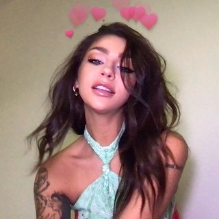 andrea russett - Instagram Profile Picture of andrea russett (@andrearussett) on Instagram