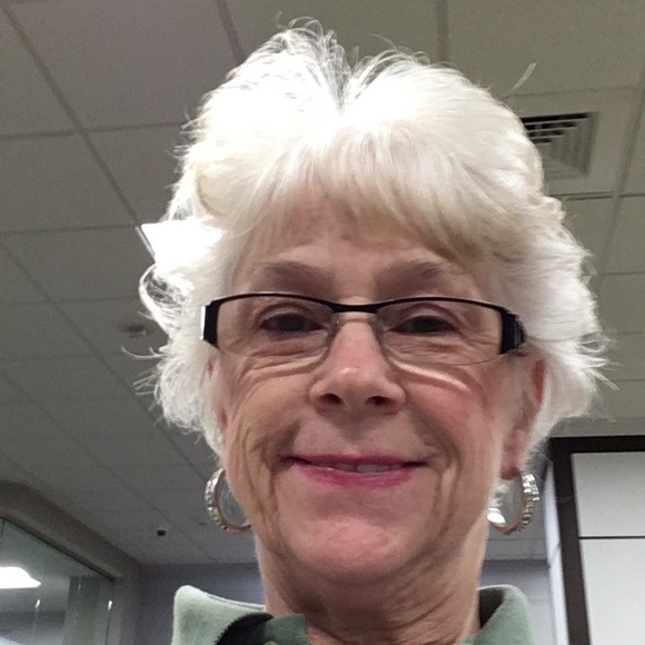 Profile Picture of Joanne Barrett (@joannegray1959) on Poshmark