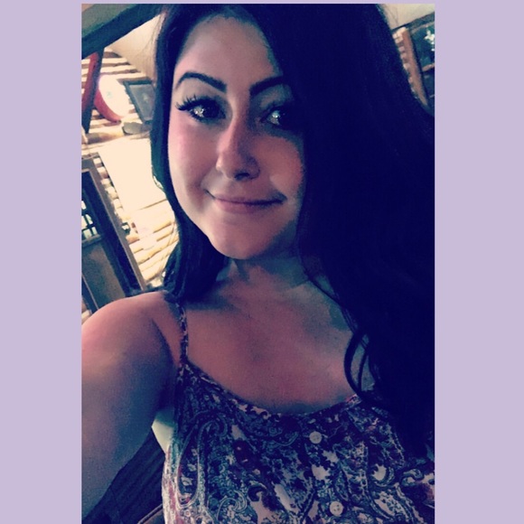 Profile Picture of Chelsea Plotts (@chelpotle) on Poshmark