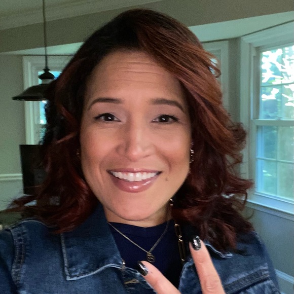 Profile Picture of Lynn Kahue (@hawaiianpunch17) on Poshmark