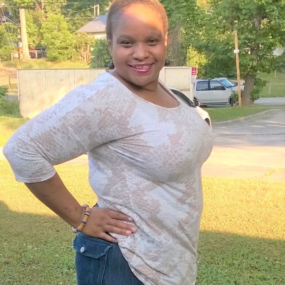 Profile Picture of Gineen Bowman (@msgb83) on Poshmark