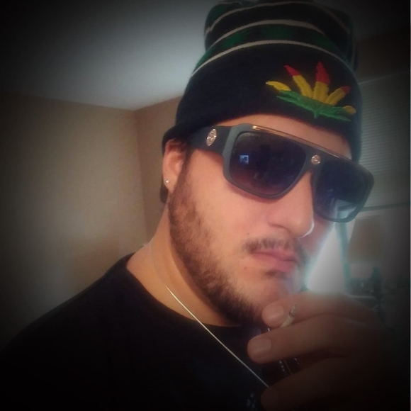 Profile Picture of Roberts Upham (@robertsupham) on Poshmark