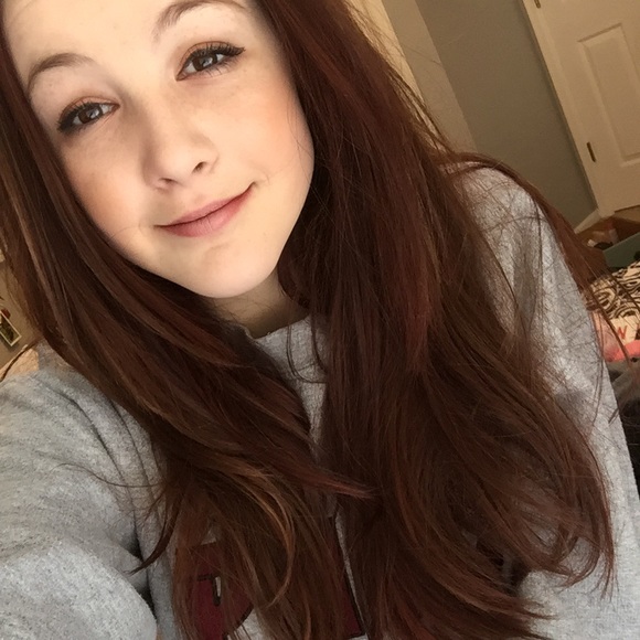 Profile Picture of Lindsay Roach (@lindsayroach_) on Poshmark