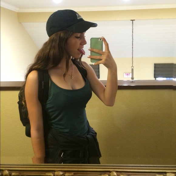 Profile Picture of Gisell Flores (@simplygisell) on Poshmark