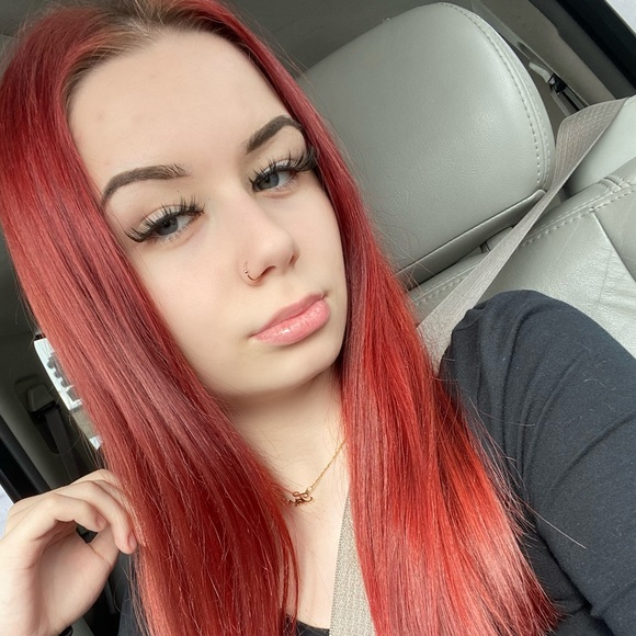 Profile Picture of Victoria Czacharowski (@toritori1703) on Poshmark