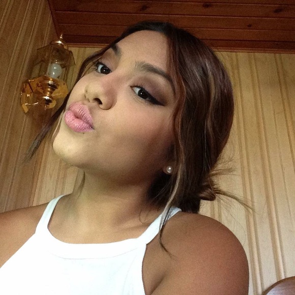 Profile Picture of Laura Reza (@laurareza1) on Poshmark