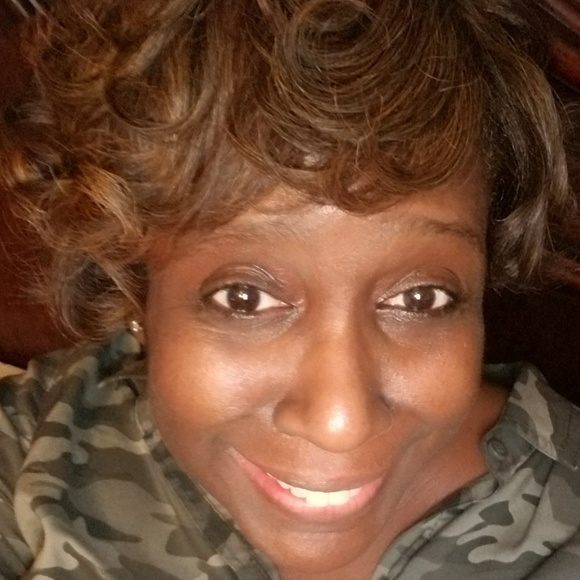 Profile Picture of Tamika Sharpe (@mikaaka) on Poshmark