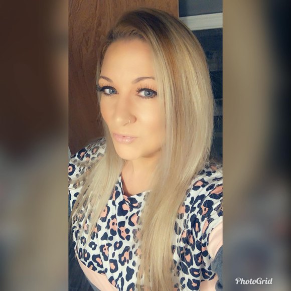 Profile Picture of Linda Hollingsworth (@lindad82) on Poshmark