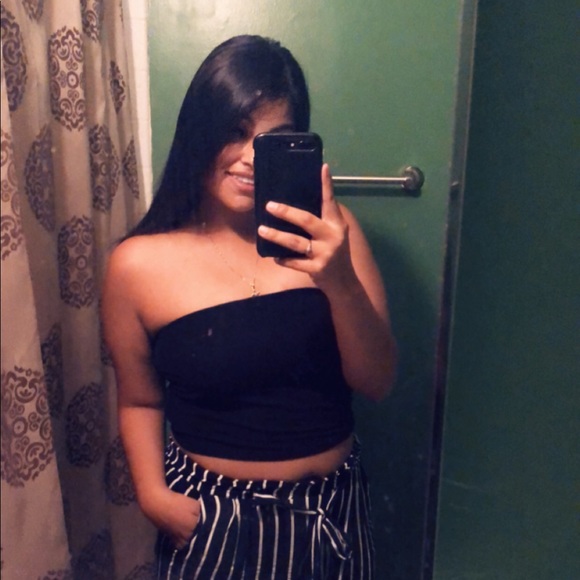 Profile Picture of Victoria Quintero (@shesvictoriaaa) on Poshmark