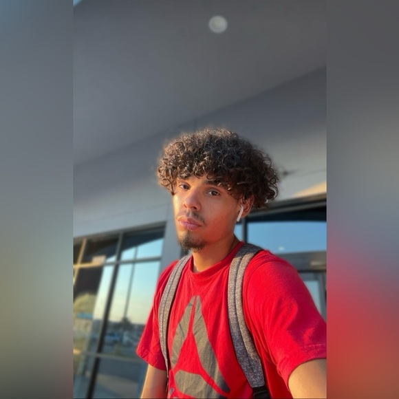 Profile Picture of Daniel Ledesma (@danielledesm) on Poshmark