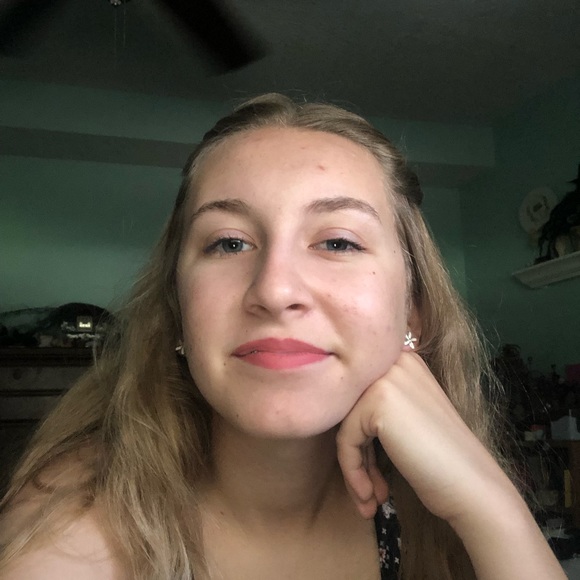 Profile Picture of Claire Read (@claireread03) on Poshmark