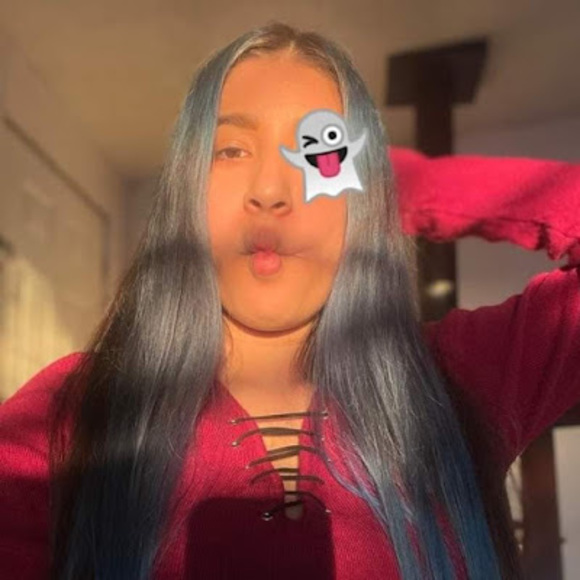 Profile Picture of Quintana Quintana (@quintanaluz2001) on Poshmark