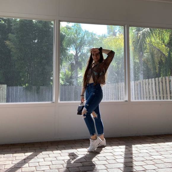 Profile Picture of Autymn Destiny (@autymnbeam) on Poshmark