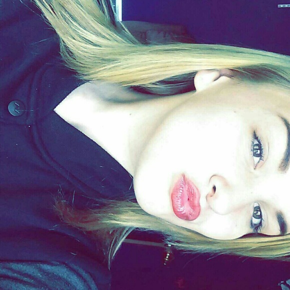 Profile Picture of Christa Goers (@christagoers) on Poshmark