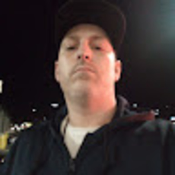 Profile Picture of Richard Gray (@rgpro1977) on Poshmark