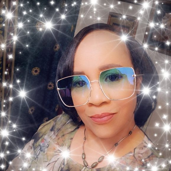 Profile Picture of Carlotta Best (@msredhot78) on Poshmark