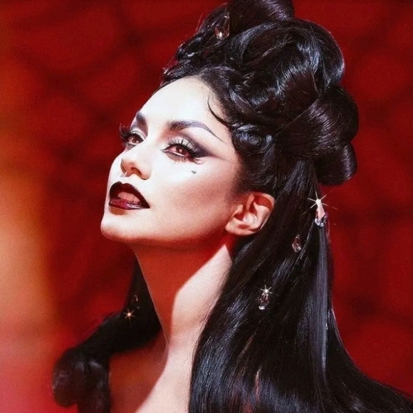 Profile Picture of Marina Lopez (@soupslurpp) on Poshmark