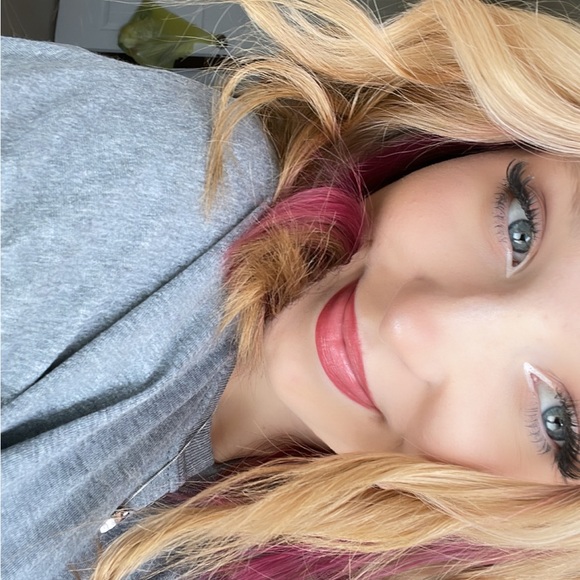 Profile Picture of Kylee Crow (@kyleescrow) on Poshmark