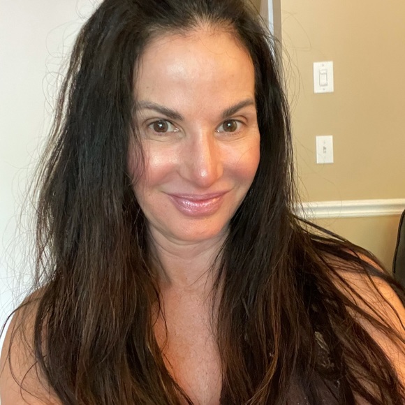 Profile Picture of Renee Rosenstein (@reneerosenstein) on Poshmark