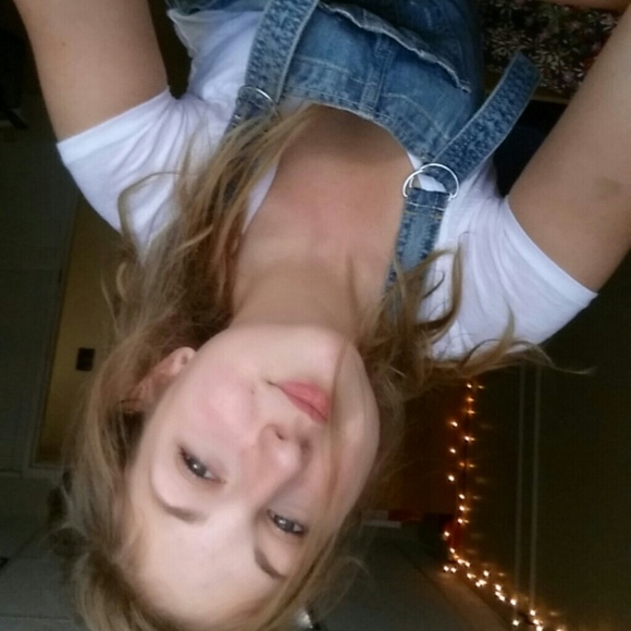 Profile Picture of Emily Anne (@emilyanne926) on Poshmark