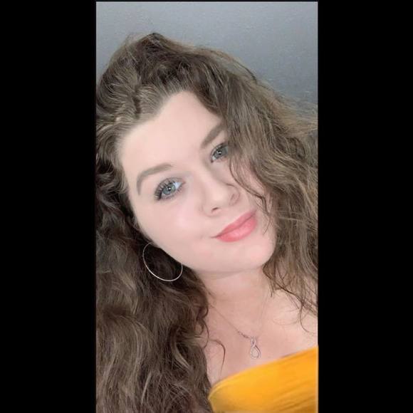 Profile Picture of Brianna Yager (@bri_marie2003) on Poshmark