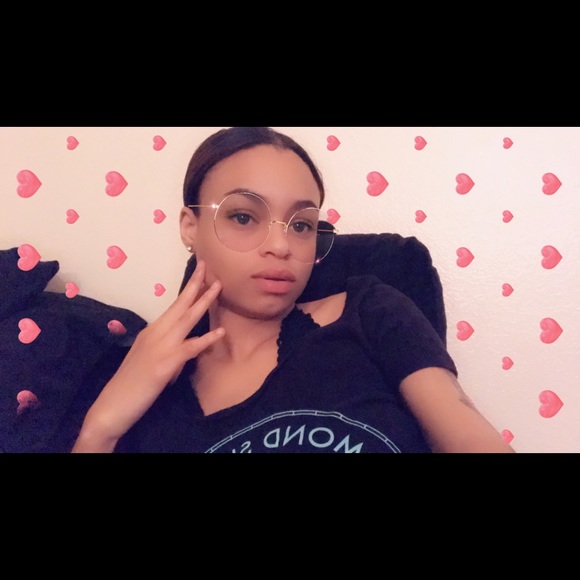 Profile Picture of Alexiemariah Goolsby (@alexiemariahg) on Poshmark