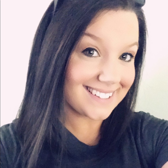 Profile Picture of Lauren Stockman (@lwstockman) on Poshmark