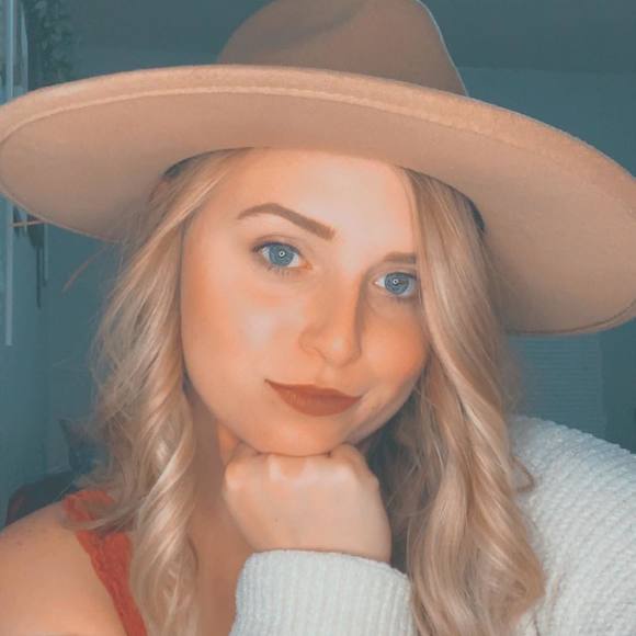 Profile Picture of Abbey Feely (@abbeyfeely12) on Poshmark