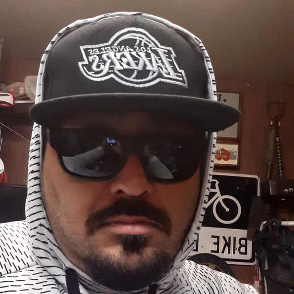 Profile Picture of Deric Roehl (@dericroehl) on Poshmark