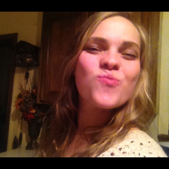 Profile Picture of Angela Weichbrodt (@aweichbrodt) on Poshmark