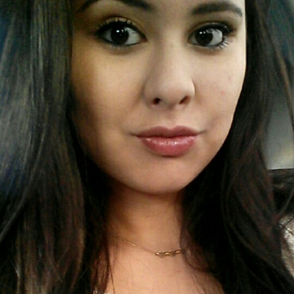 Profile Picture of Victorie Onsurez (@victorie0) on Poshmark