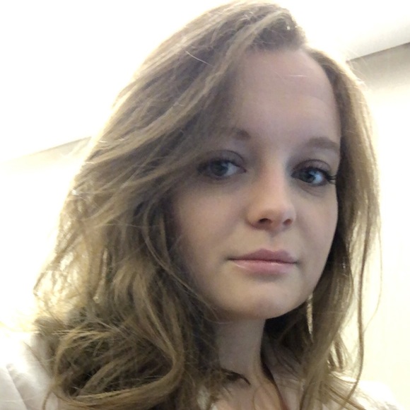 Profile Picture of Lauren Hudon (@llhudon) on Poshmark