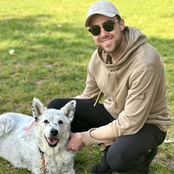 Profile Picture of Steven Garvin (@stevenandg) on Poshmark