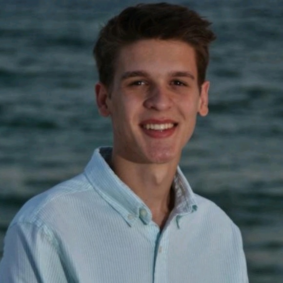 Profile Picture of Michael Veazey (@michaelveazey) on Poshmark