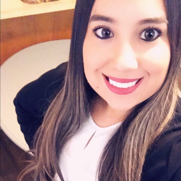 Profile Picture of Andrea Peimbert (@andreanpeim) on Poshmark