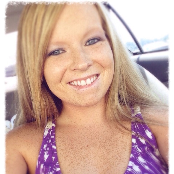 Profile Picture of Samantha Gates (@samanthag2010) on Poshmark