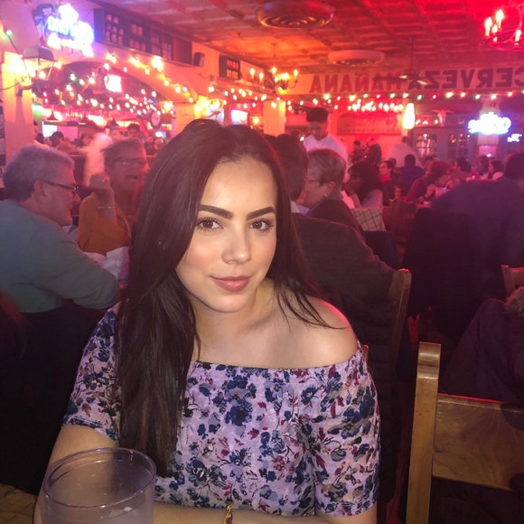 Profile Picture of Valezka Strusberg (@valezka1) on Poshmark