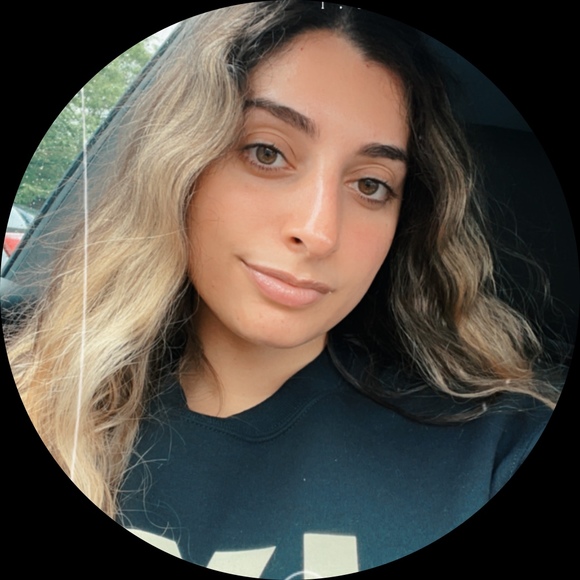 Profile Picture of Danyale Alsaadi (@danyalealsaadi) on Poshmark