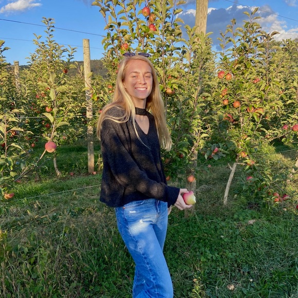 Profile Picture of Claire Hackney (@clairehackney18) on Poshmark