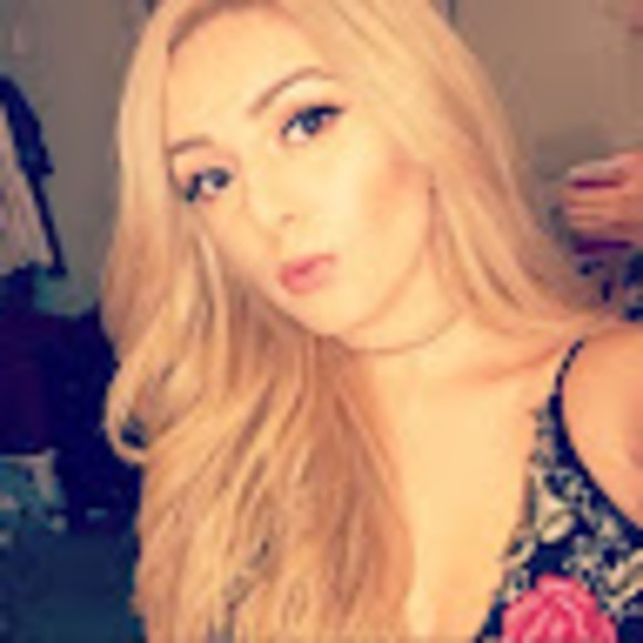 Profile Picture of Moemoe Love (@moemoel) on Poshmark