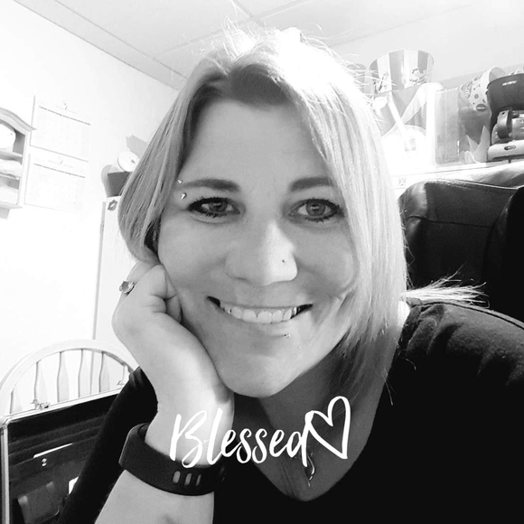 Profile Picture of Sarah Reinartz-dannen (@sarahdannen) on Poshmark