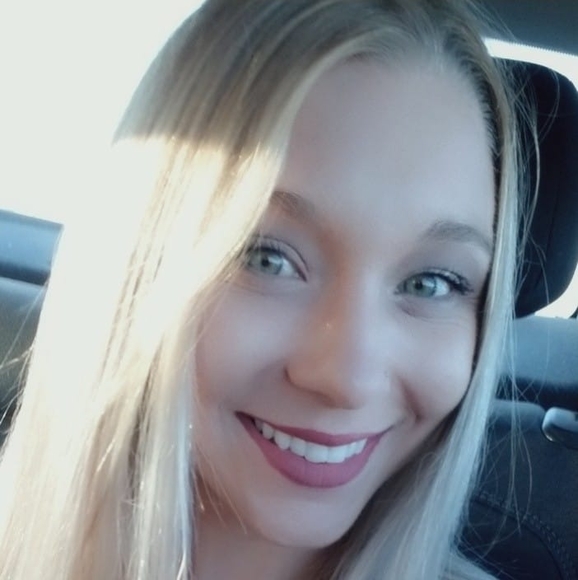 Profile Picture of Alexis Seeger (@arich386) on Poshmark