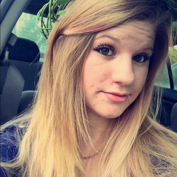Profile Picture of Christine Shugart (@cnshugart) on Poshmark