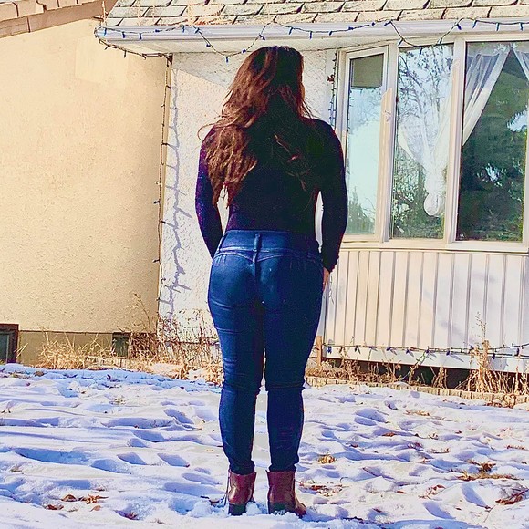Profile Picture of Bety Sánchez (@sanayatherapist) on Poshmark